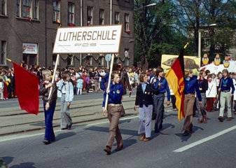 Gotha  DDR  Schueler der Lutherschule beim Festumzug zur 1200-Jahr-Feier der Stadt Gotha