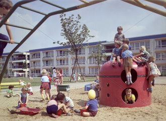 Berlin  DDR  Kindergartenkinder spielen auf einem Spielplatz