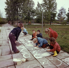 Weimar  DDR  Kindergartenkinder malen im Freien mit Kreide auf dem Gehweg