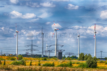 Wustermark  Deutschland  Windraeder und Strommasten