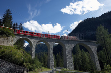 Preda  Schweiz  ein Zug der Rhaetischen Bahn auf dem Albula-Viadukt III