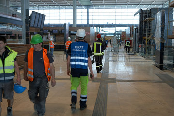 Schoenefeld  Deutschland  Handwerker und Sicherheitspersonal im Terminal des Flughafens Berlin Brandenburg