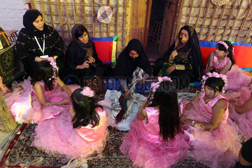 Dubai  Vereinigte Arabische Emirate  Arabische Frauen und Maedchen sitzen auf dem Boden