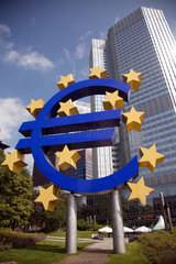 Frankfurt am Main  Deutschland  Eurosymbol vor der EZB