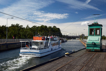 Niederfinow  Deutschland  ein kleineres Fahrgastschiff mit Touristen nach der Ausfahrt aus der Schleusenkammer