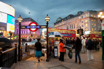 London  Grossbritannien  Strassenszene vor der Undergroundstation auf dem Piccadilly Circus