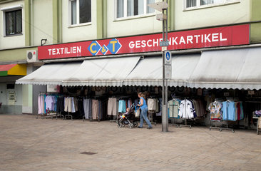 Oberhausen  Deutschland  Textil- und Geschenkartikelgeschaeft in der Fussgaengerzone