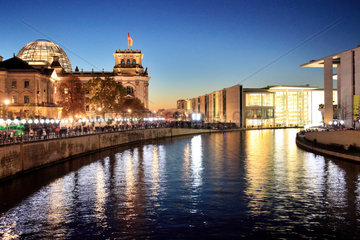 Berlin  Deutschland  Ballons der Lichtgrenze an der Spree in Berlin-Mitte