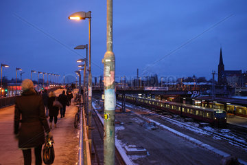 Berlin  Deutschland  Passanten am S-Bahnhof Warschauer Strasse
