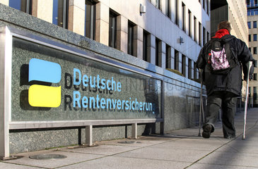 Berlin  Deutschland  eine Frau an Gehhilfen auf dem Weg zur Deutschen Rentenversicherung Berlin-Brandenburg