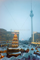 Berlin  Deutschland  Blick auf den Weihnachtsmarkt am Alexanderplatz