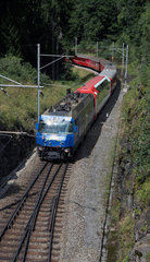 Berguen  Schweiz  ein Zug der Rhaetischen Bahn auf der Strecke nach Berguen