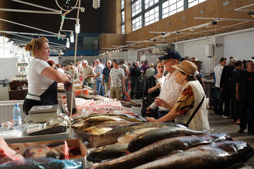 Bukarest  Rumaenien  Fischhaendler in einer Markthalle am Piata Obor