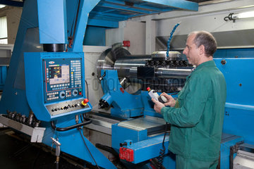 Dortmund  Deutschland  Maschinenfuehrer programmiert eine Drehbank bei der Maschinenfabrik Voelkmann