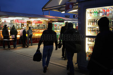 Berlin  Deutschland  Passanten an den Verkaufsstaenden am S-Bahnhof Warschauer Strasse