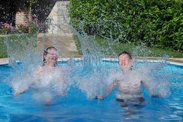 Ruzici  Kroatien  Kinder springen in einen Pool