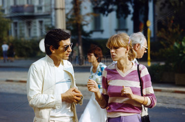 Berlin  DDR  Mann und Frau im Gespraech