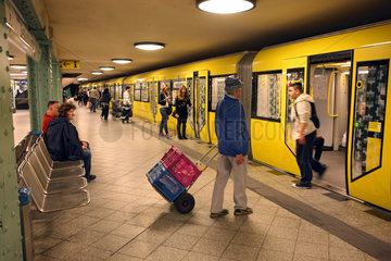 Berlin  Deutschland  Menschen im U-Bahnhof Gesundbrunnen