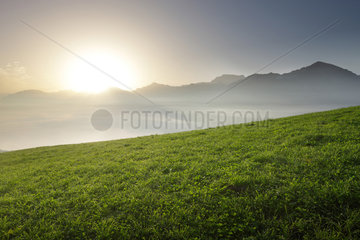 Luzern  Schweiz  Sonnenaufgang ueber Nebel und Wolken am Vierwaldstaettersee