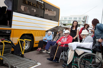 Skegness  Grossbritannien  Rollstuhlfahrer warten vor einem Bus