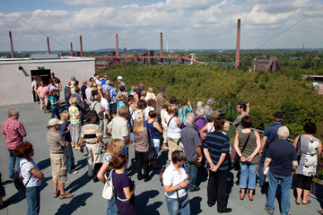 Essen  Deutschland  Touristen besuchen die Zeche Zollverein