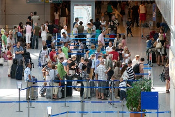 Duesseldorf  Deutschland  Flugreisende stehen in einer Warteschlange beim Check-In