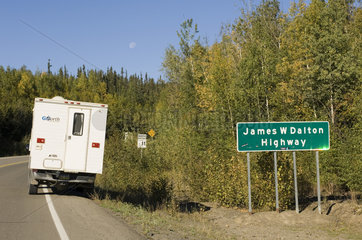 Livengood  USA  mit einem Truck Camper auf dem Dalton Highway