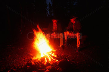 McKinley Park  USA  Maenner am Lagerfeuer im Denali-Nationalpark