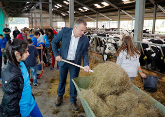 Gelsenkirchen  Deutschland  NRW-Landwirtschaftsminister Johannes Remmel auf einem Bauernhof
