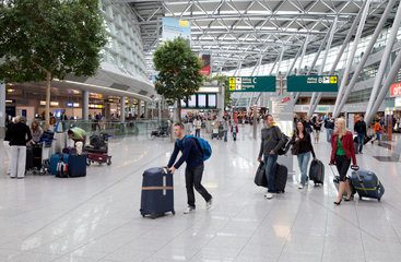 Duesseldorf  Deutschland  Flugreisende in der Abflughalle am Flughafen Duesseldorf International