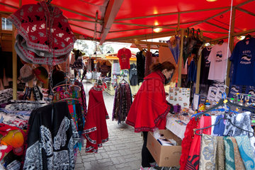 Tallinn  Estland  eine Frau am estonischen Kleidermarkt im Viruviertel