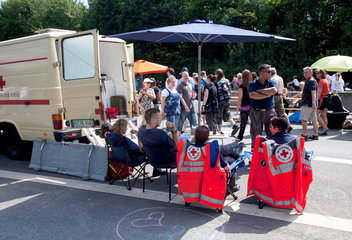 Bochum  Deutschland  Rotes Kreuz Helfer auf dem Still-Leben Ruhrschnellweg