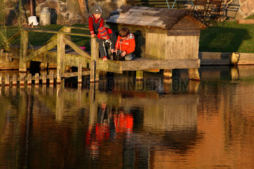 Prangendorf  Kinder spielen an einem Teich