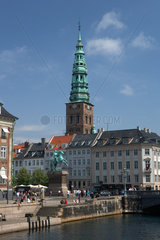 Kopenhagen  Daenemark  der Hojbro Platz mit der Nikolajkirche im Hintergrund