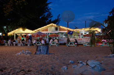 Holetown  Barbados  Gaeste sitzen am Abend vor dem erleuchteten Surfside Restaurant