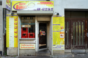 Berlin  Deutschland  Imbiss Quickburger in der Harzer Strasse in Berlin-Neukoelln