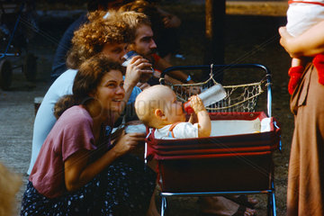 Berlin  DDR  Menschen auf dem Pankefest  Mama mit Bier sitzt neben ihrem Kind mit Flasche