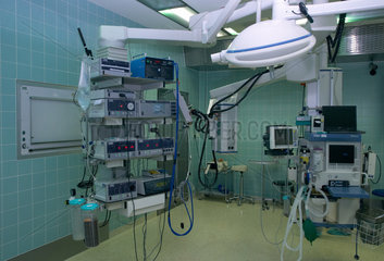 Berlin  Deutschland  leerer Operationssaal mit medizinischen Geraeten zur Ueberwachung und Kontrolle