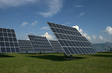 Bindlach  Deutschland  Solartracker einer Freiflaechenphotovoltaikanlage