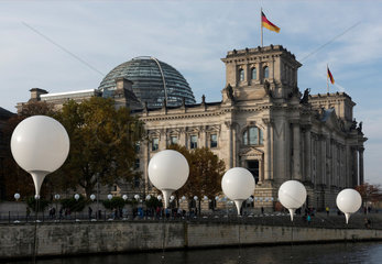 Berlin  Deutschland  Ballons der Lichtgrenze zum 25. Jahrestag des Mauerfalls