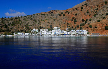 Loutro  Griechenland  Blick vom Meer auf den Kuestenort Loutro auf Kreta