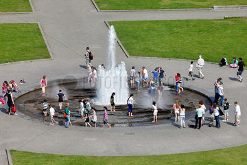 Berlin  Deutschland  Menschen erfrischen sich am Brunnen im Lustgarten