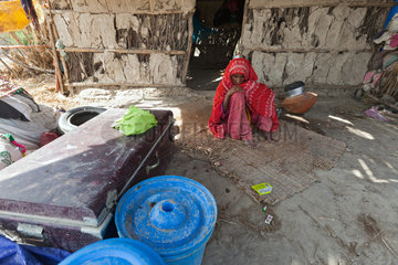 Gunglo Santani  Pakistan  Frau vor ihrer Huette im Dorf