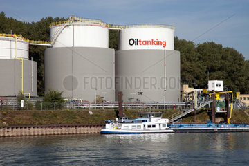 Duisburg  Deutschland  Oeltanks im Duisburger Hafen