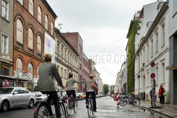 Berlin  Deutschland  Radfahrer in der Auguststrasse in Berlin-Mitte