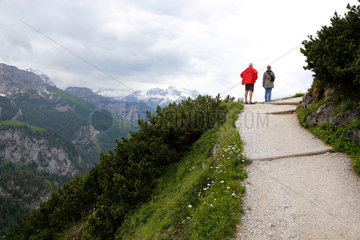 Berchtesgaden  Deutschland  Wanderer auf dem Berg Jenner