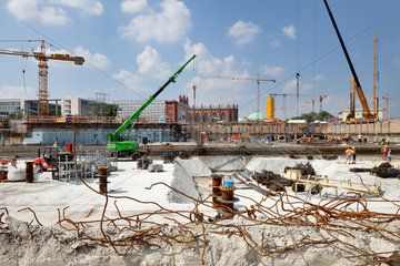 Berlin  Deutschland  Bauarbeiten an der Fundamentplatte fuer das Berliner Schloss