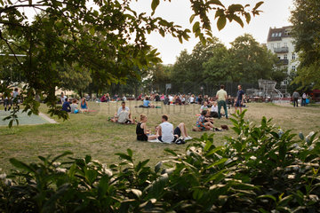 Berlin  Deutschland  Jugendliche sitzen im Park in Berlin-Friedrichshain