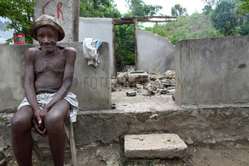 Leogane  Haiti  ein alter Mann vor den Ruinen seines Hauses