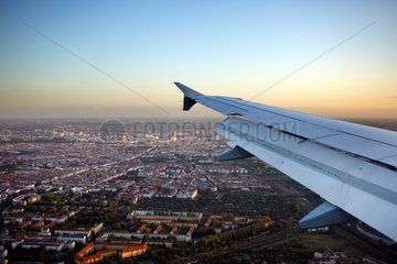 Berlin  Deutschland  Tragflaeche eines Passagierflugzeugs und Panorama von Marzahn